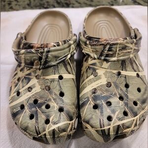 Crocs Men's & Women's Classic Realtree Clog | Camo Shoes, Khaki, 6 Women / 4 Men